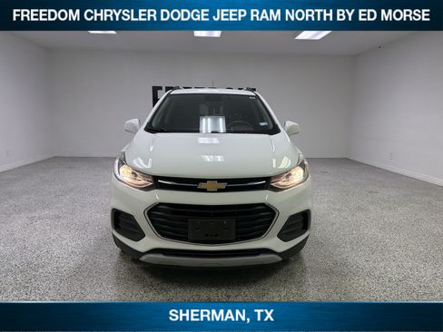 Used 2019 Chevrolet Trax LT w/ LT Convenience Package FWD image 2