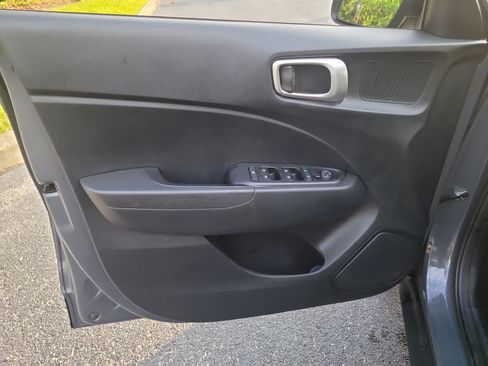 Used 2025 Hyundai Venue SE FWD image 16