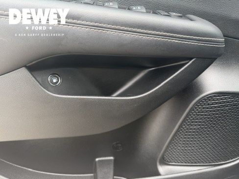 Used 2025 Chrysler Pacifica Select FWD image 12