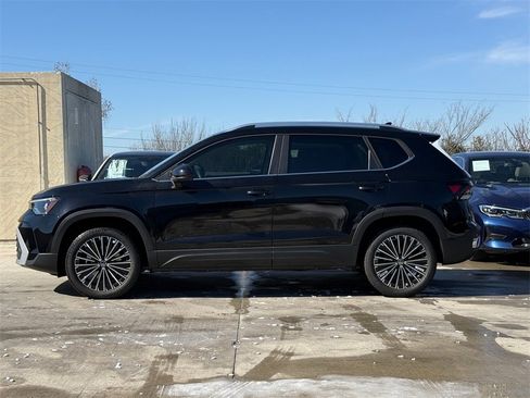 New 2026 Volkswagen Taos SE image 6