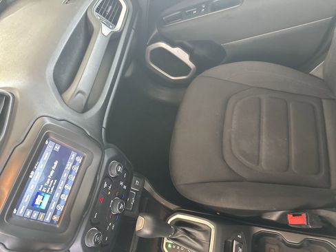 Used 2021 Jeep Renegade Latitude FWD image 23