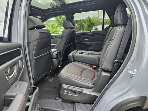 Used 2025 Honda Pilot Black Edition image 4