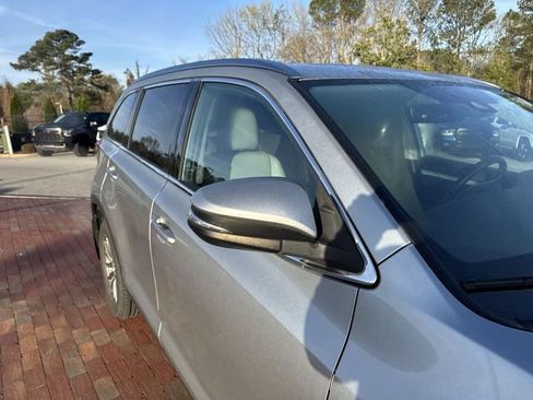 Used 2019 Toyota Highlander XLE image 18