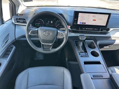 Used 2025 Toyota Sienna XLE FWD image 10