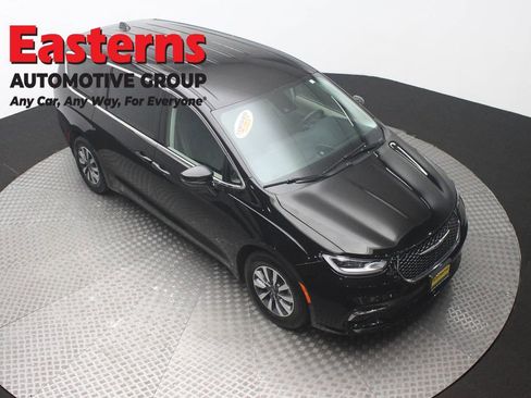 Used 2024 Chrysler Pacifica Select image 3