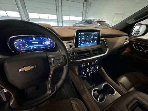 Used 2023 Chevrolet Suburban High Country image 11