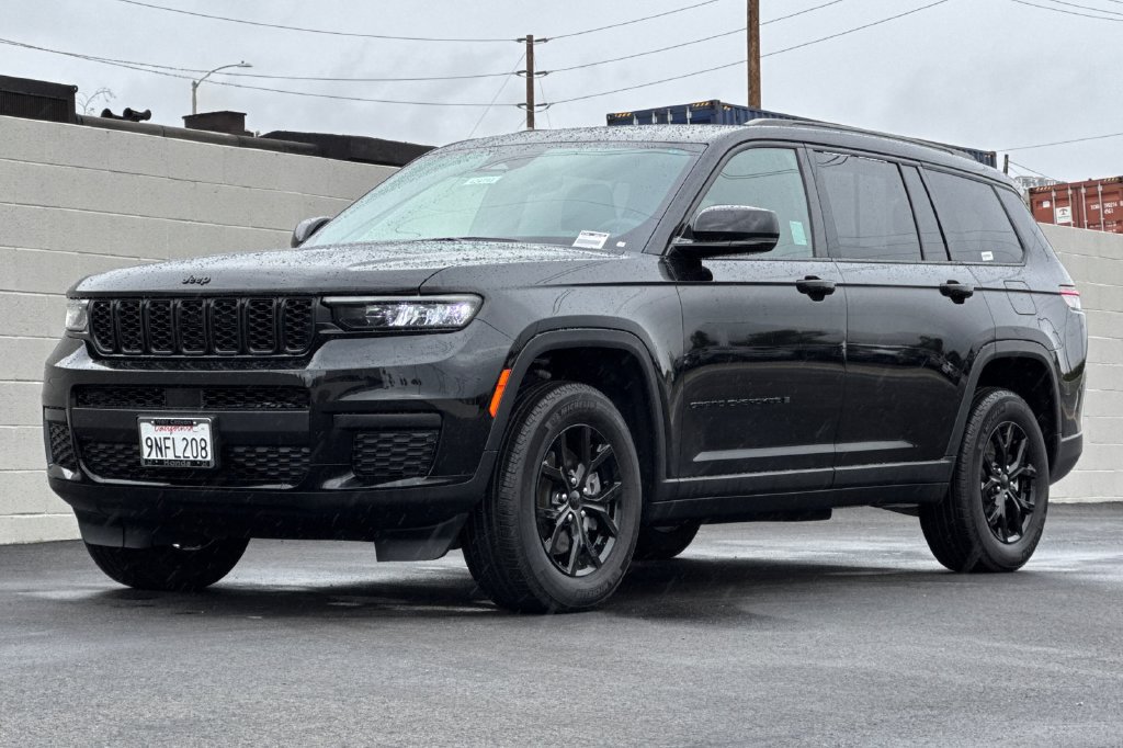 Used 2024 Jeep Grand Cherokee L Altitude RWD image 11