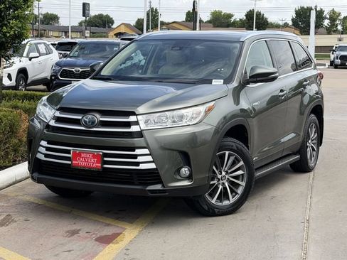 Used 2019 Toyota Highlander XLE AWD/4WD image 2