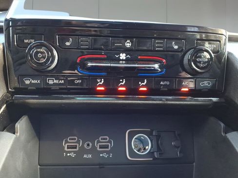 Used 2023 Jeep Grand Cherokee Limited w/ Black Appearance Package image 18