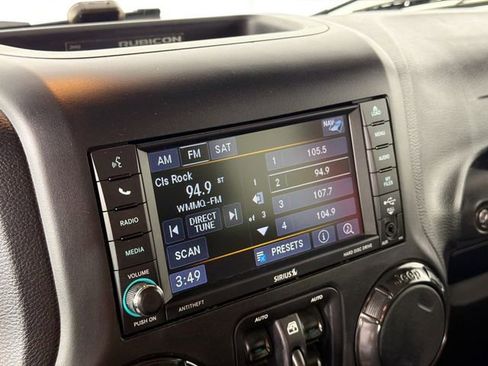 Used 2018 Jeep Wrangler Unlimited Rubicon w/ Connectivity Group image 14