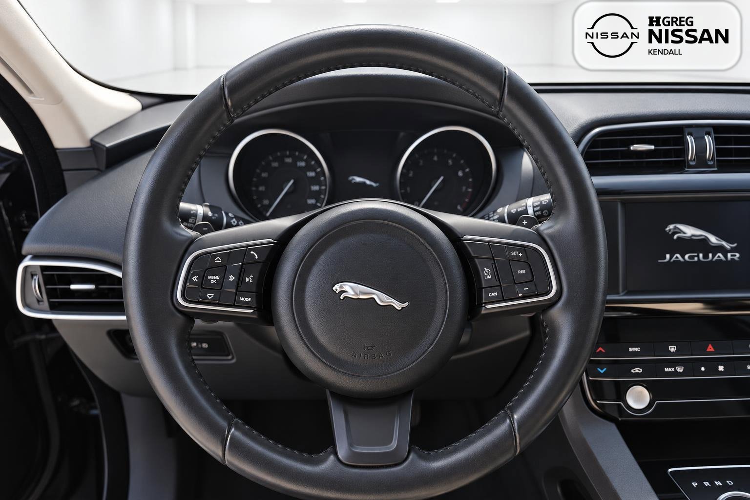 Used 2018 Jaguar F-PACE Premium AWD/4WD image 10