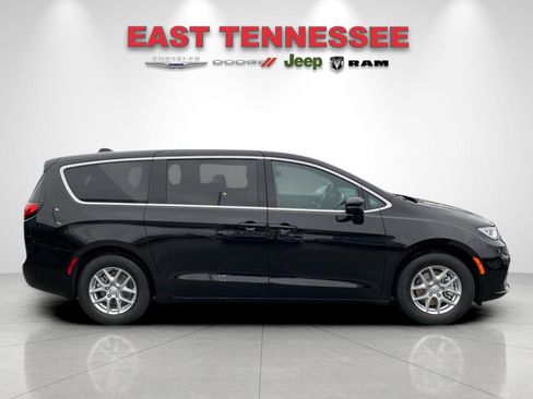 New 2026 Chrysler Pacifica Select image 2