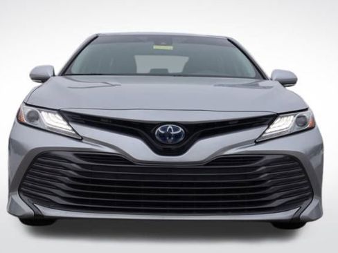 Used 2020 Toyota Camry XLE image 3