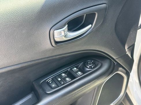 Used 2018 Jeep Compass Latitude w/ Popular Equipment Group AWD/4WD image 10