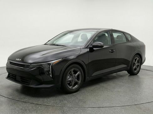 Used 2025 Kia K4 LXS image 3