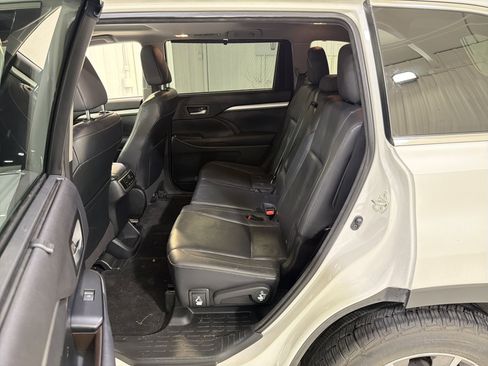 Used 2015 Toyota Highlander XLE image 12
