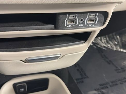 Used 2023 Chrysler Pacifica Touring-L image 30