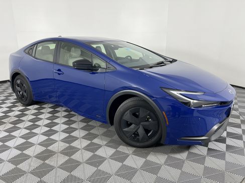 Used 2025 Toyota Prius LE AWD/4WD image 2
