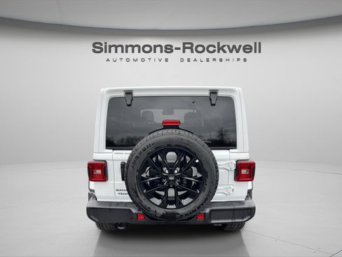 Used 2025 Jeep Wrangler Sahara image 6