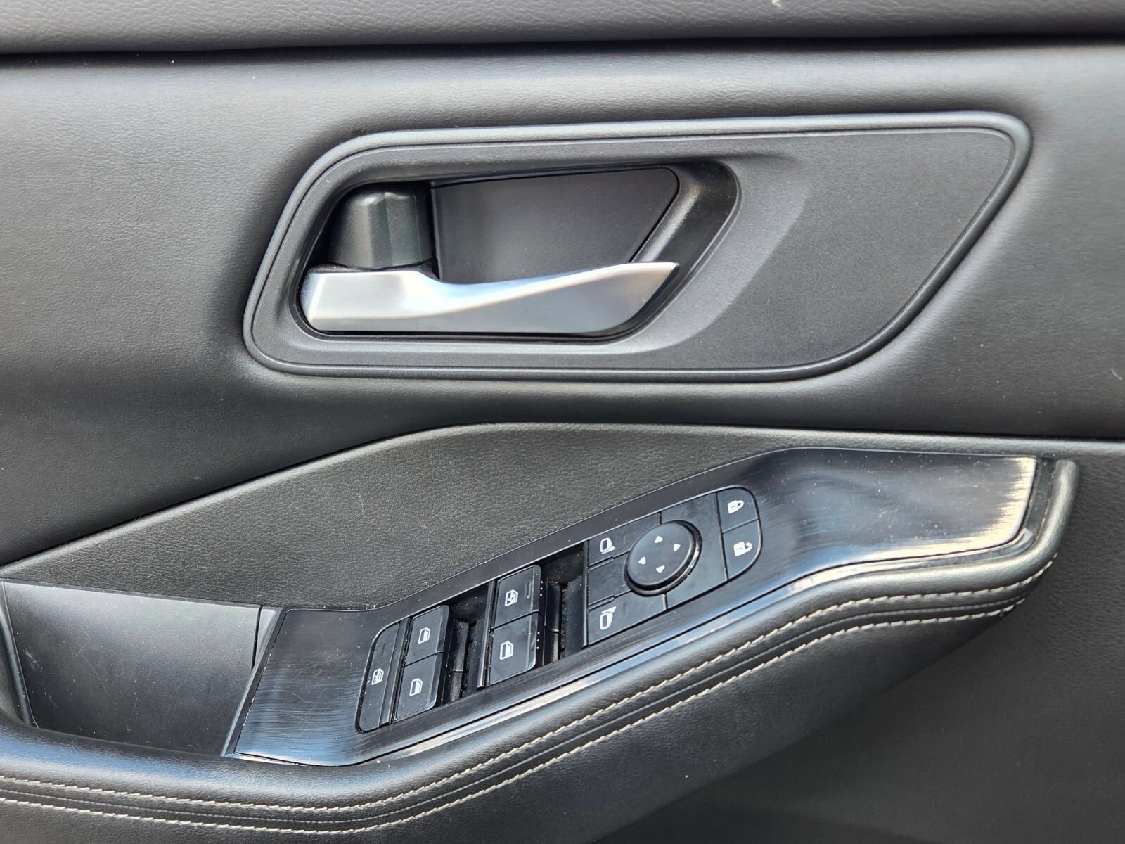 Used 2025 Nissan Rogue SV FWD image 29