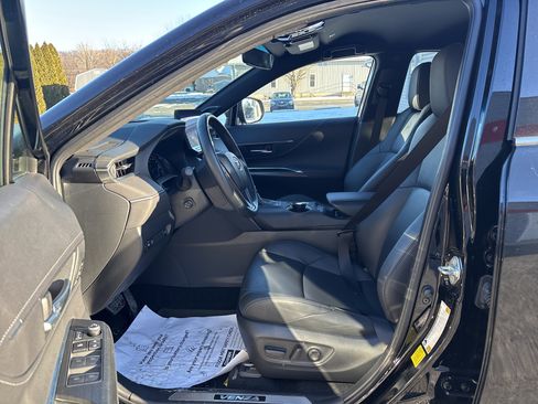 Used 2024 Toyota Venza XLE image 13