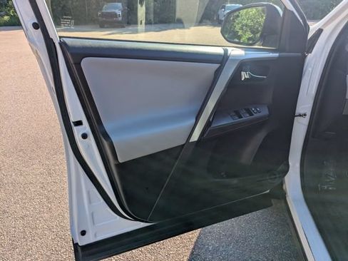 Used 2018 Toyota RAV4 XLE AWD/4WD image 18