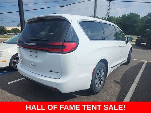 Used 2023 Chrysler Pacifica Limited FWD image 4