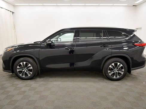 Used 2020 Toyota Highlander XLE image 4