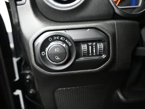 Used 2020 Jeep Gladiator Overland image 2