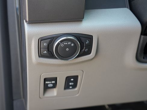 Used 2016 Ford F150 XLT w/ Equipment Group 302A Luxury AWD/4WD image 18