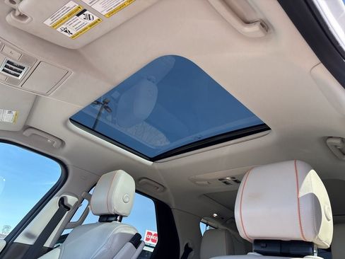 Used 2018 Land Rover Discovery HSE image 15