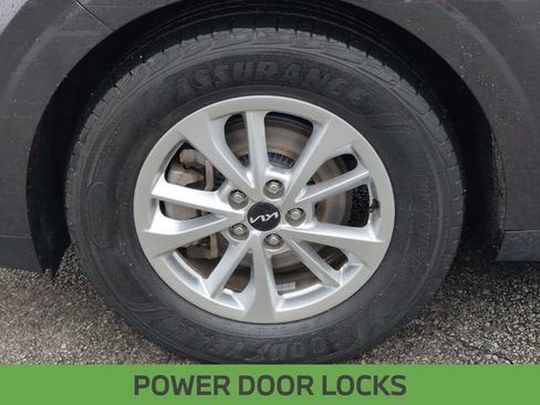 Used 2022 Kia Carnival LX image 11