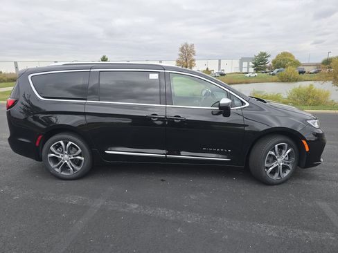 New 2026 Chrysler Pacifica Pinnacle w/ Trailer Tow Group image 18