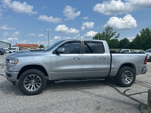 Used 2019 RAM 1500 Laramie w/ Sport Appearance Package AWD/4WD image 2