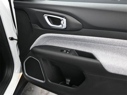 Used 2025 Jeep Compass Sport image 11