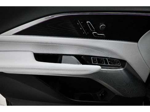 Used 2024 Cadillac Lyriq Luxury RWD image 8
