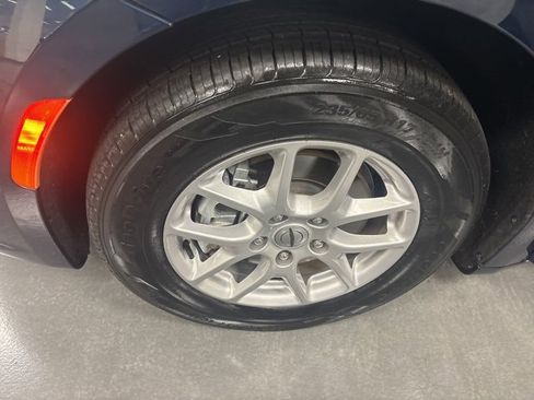 Used 2024 Chrysler Pacifica Touring-L image 26