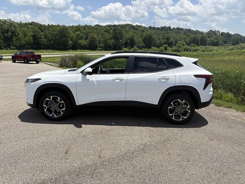 Used 2025 Chevrolet Trax LT FWD image 2