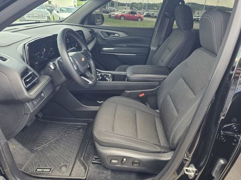 Used 2025 Chevrolet Traverse LT FWD image 13