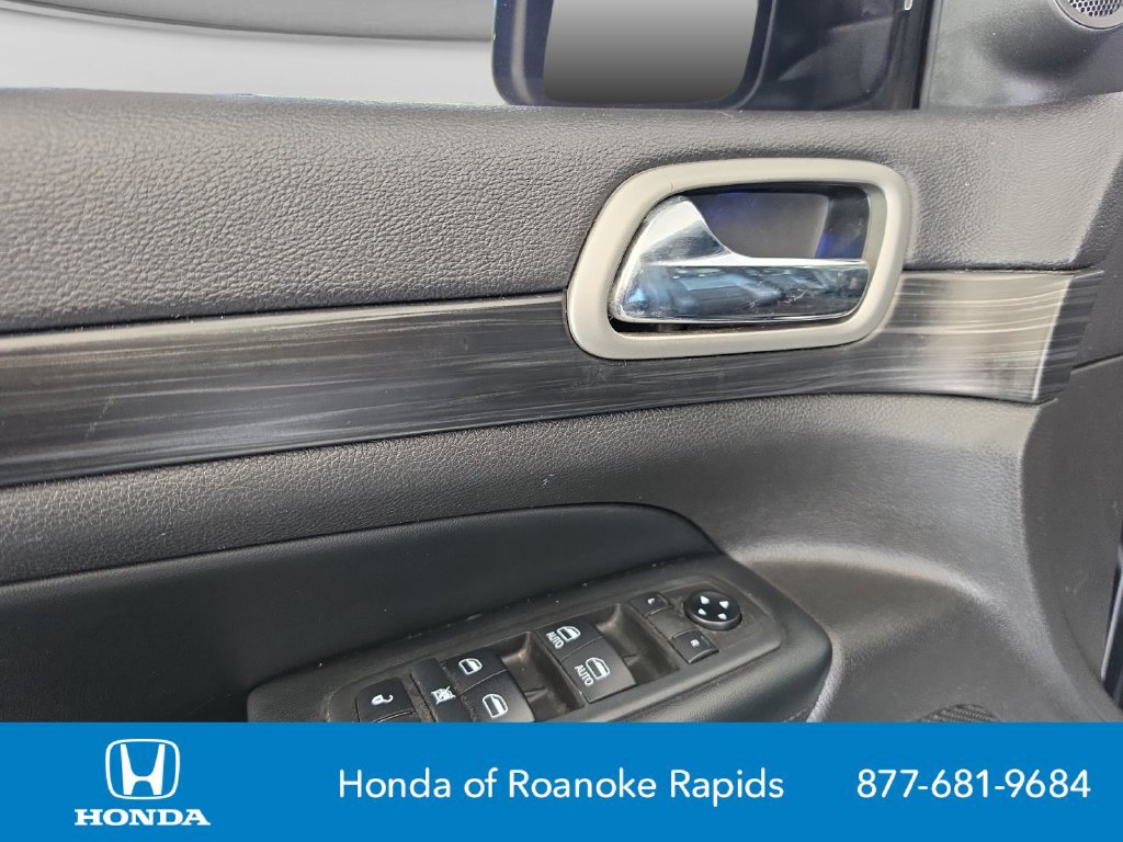 Used 2020 Jeep Grand Cherokee Laredo w/ Laredo X Package RWD image 11