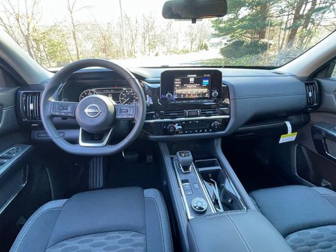 New 2025 Nissan Pathfinder SV image 11