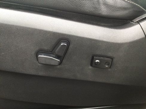 Used 2015 Chrysler Town & Country Touring w/ Driver Convenience Group FWD image 19