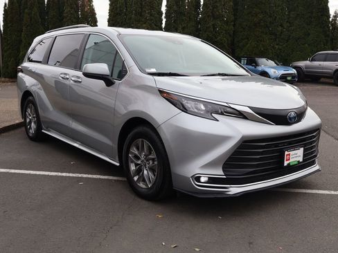 Used 2024 Toyota Sienna XLE image 10