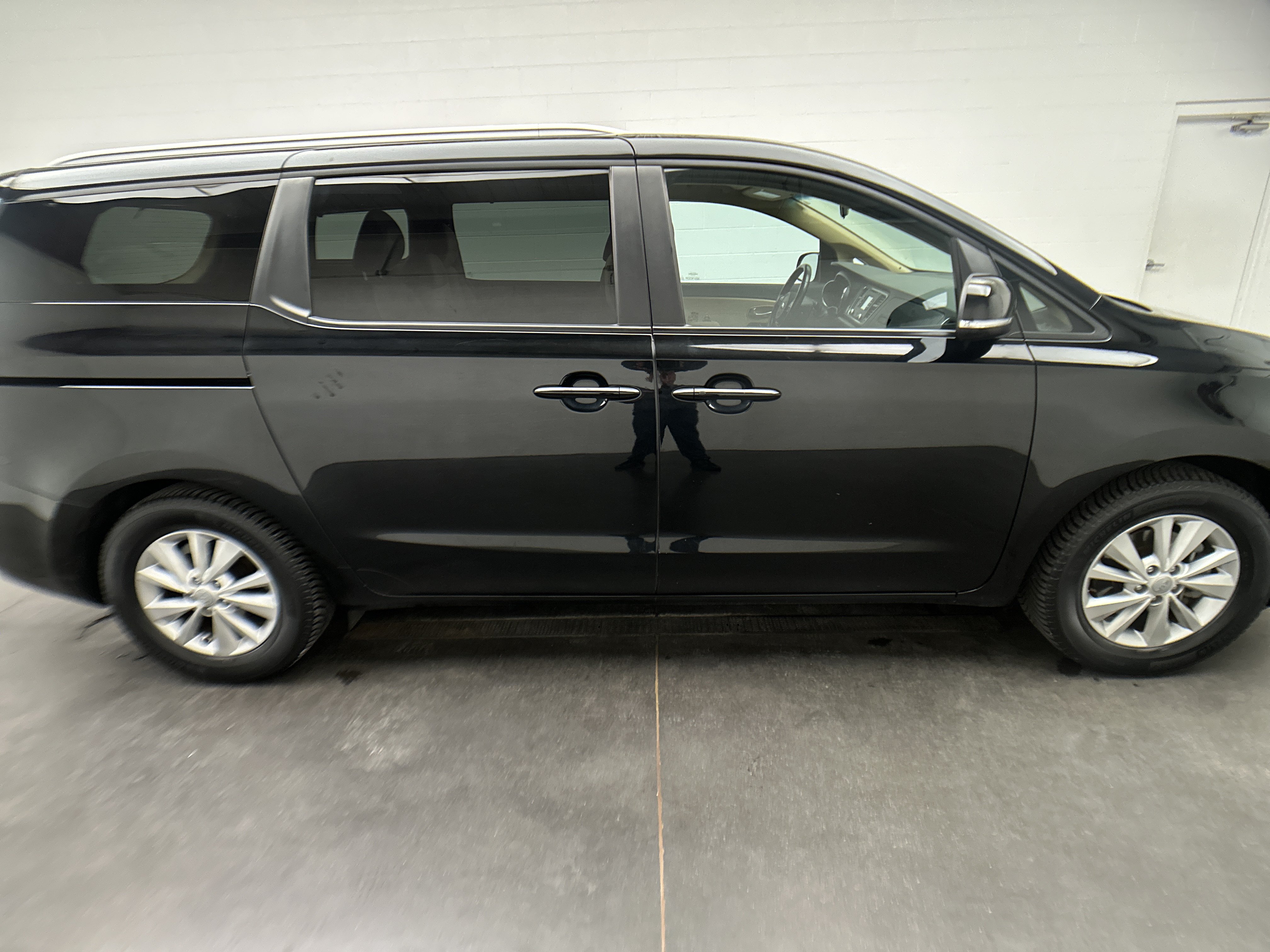 Used 2017 Kia Sedona LX w/ LX Essentials Premium Package FWD image 10