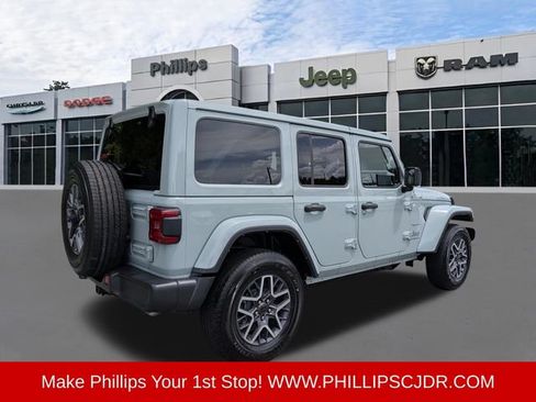 Used 2024 Jeep Wrangler Unlimited Sahara w/ Technology Group AWD/4WD image 3