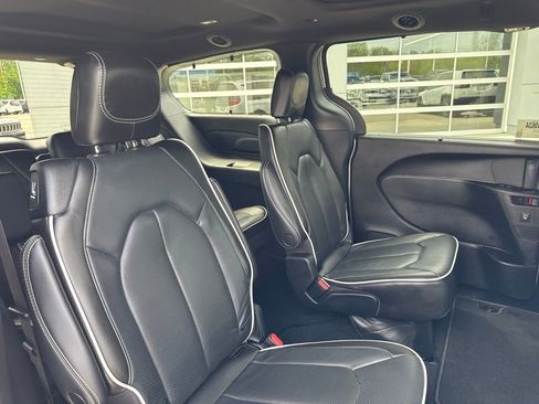 Used 2023 Chrysler Pacifica Limited w/ S Appearance Package FWD image 33