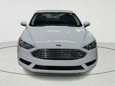 Used 2018 Ford Fusion SE w/ Fusion SE Technology Package image 2