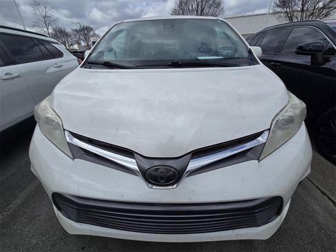 Used 2019 Toyota Sienna XLE w/ XLE Navigation Package image 11