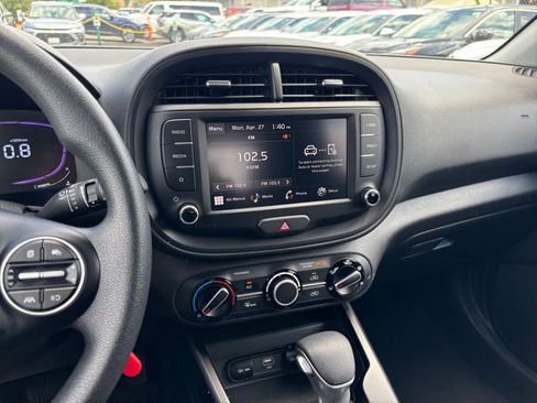 Used 2025 Kia Soul LX w/ LX Technology Package FWD image 17