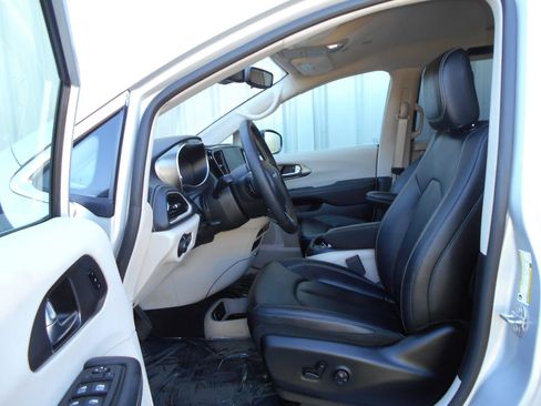 Used 2024 Chrysler Pacifica Touring-L FWD image 6